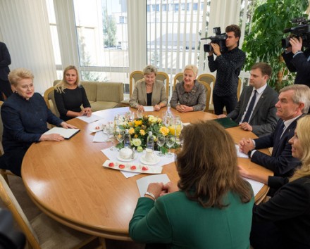 Prezidentė Dalia Grybauskaitė prieš artėjančią parlamento rudens sesiją tradiciškai susitiko su Seimo valdyba ir aptarė svarbiausius šio politinio sezono darbus ir sprendimus, kurių laukia žmonės. Nuotr. iš lrp.lt