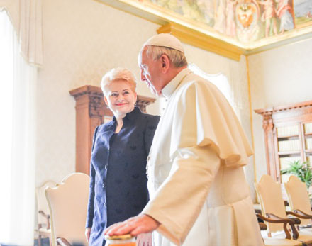  Vatikanas oficialiai patvirtino, kad Lietuvos Respublikos Prezidentės Dalios Grybauskaitės ir Katalikų Bažnyčios kvietimu rugsėjo 22–23 dienomis su valstybiniu vizitu Lietuvoje lankysis Popiežius Pranciškus. Nuotr. iš lrp.lt