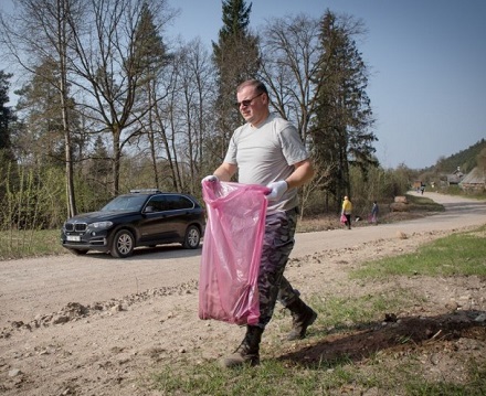 Saulius Skvernelis prisijungė prie akcijos "Darom". Nuotr. iš lrvk.lt 