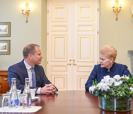 Prezidentė susitiko su kandidatu į ministrus G. Surpliu ir aptarė padėtį Lietuvos žemės ūkio srityje. Nuotr. iš lrp.lt