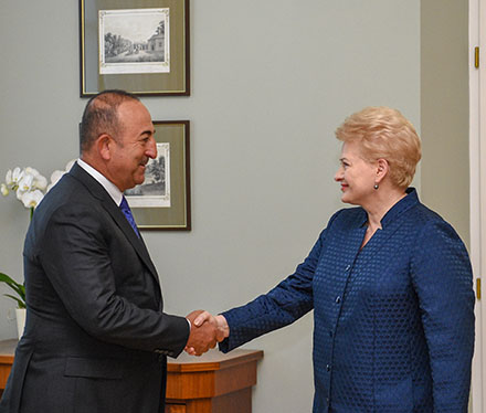 Dalia Grybauskaitė susitiko su Turkijos užsienio reikalų ministru Mevlütu Çavuşoğlu. lrp.lt nuotr.