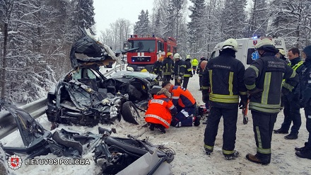 Vilniaus rajone avarijos metu žuvo dvi moterys. Policijos nuotr.