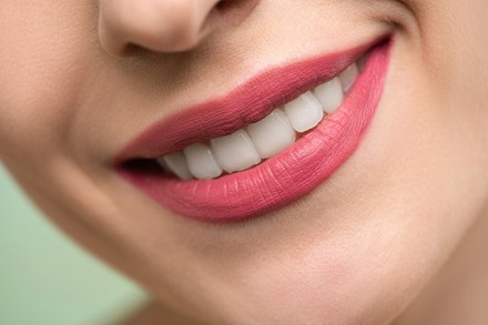 Dantų protezavimas – procedūra, kurią šiandien gali rinktis dantų netekę asmenys