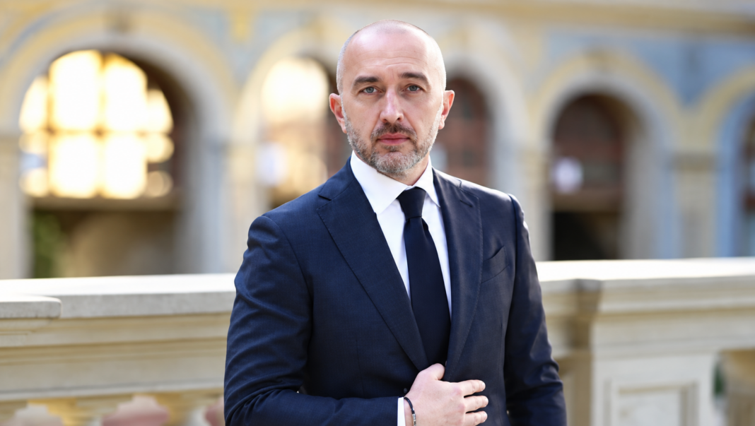 Vyras su pilka barzda